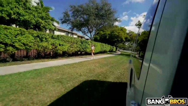 И кончила, и денег заработала - вот это жизнь