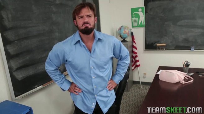 Студентка в короткой юбке плохо учится, но классно трахается с учителем на столе