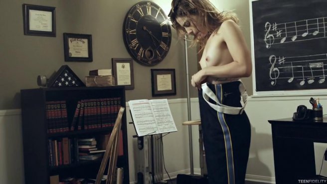 Девушка приехала изменить мужу к сильному жилистому копу