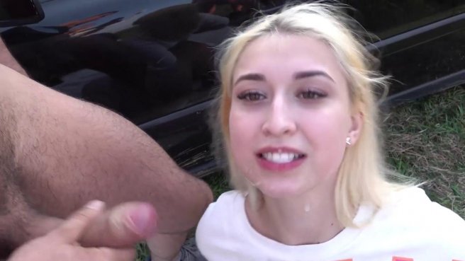 Девчонка на природе отсасывает три больших члена жестких строителей