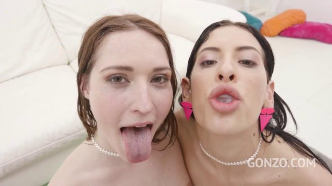 Анальный секс подруг с двумя неграми приносит им в попки море спермы