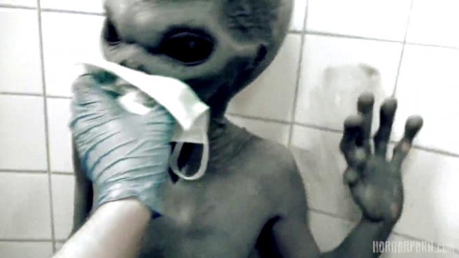 Инопланетянин в больнице мастурбирует нежную писюлю