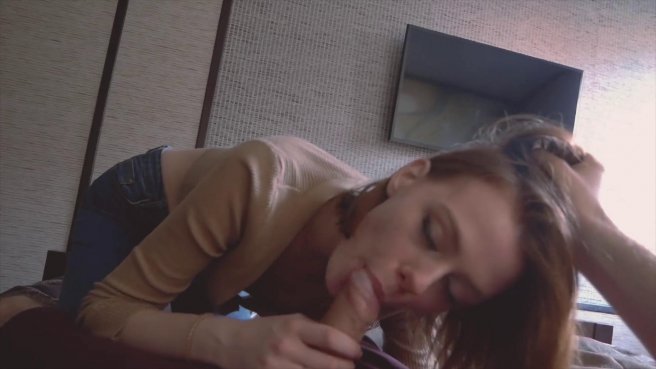 Молоденькая девушка сосет член своему пареньку