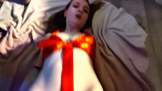 Девушка дарит себя парню на Новый Год и трахается под елкой