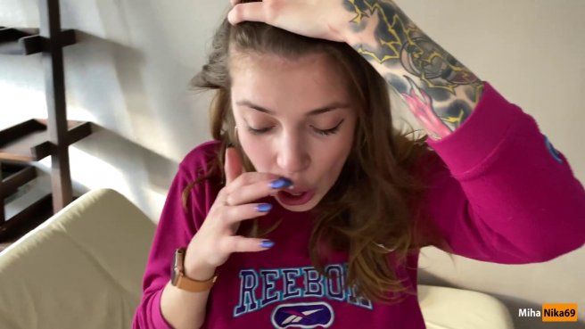 Русская соска лезет в штаны друга и нарывается на секс