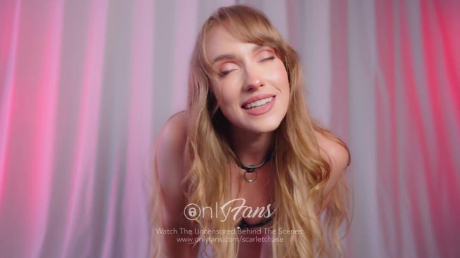 Женщина надевает сексуальные наряды и эротично позирует