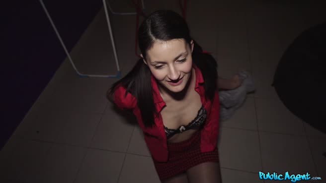 Девушка показала незнакомцу сиськи за деньги и потрахалась с удовольствием