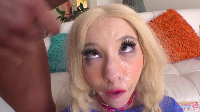 Взрослый мужик мощно затрахал в жопу молодую худышку