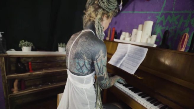 Неформальная сучка дрочит дырки после игры на пианино