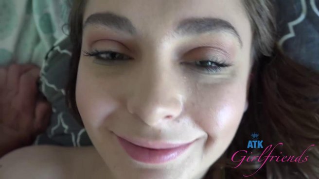 Брюнетка балует жарким минетом своего приятеля в постели