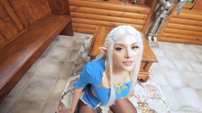 Длинноволосая блонда трахается в обе дырки со своим приятелем