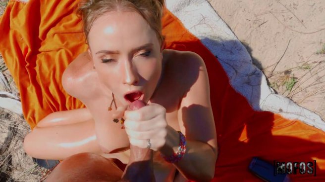 Девка с интимной стрижкой трахается с парнем на природе