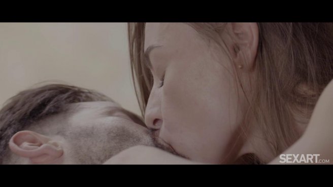 Красивый секс с грудастой красоткой на большой кровати