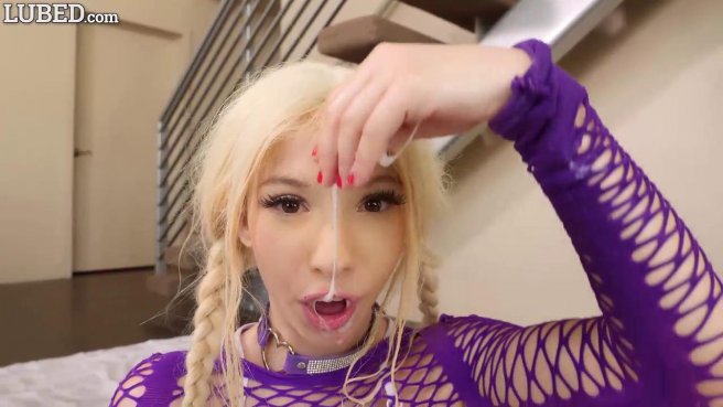 Парень засадил свой большой член в пизду блондинки в масле