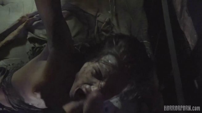 Жесткий секс с молодой девкой в стиле Horror порно видео