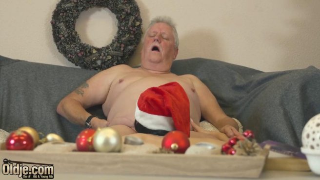 Старый дед делает себе подарок и трахает на Новый Год молодую девку