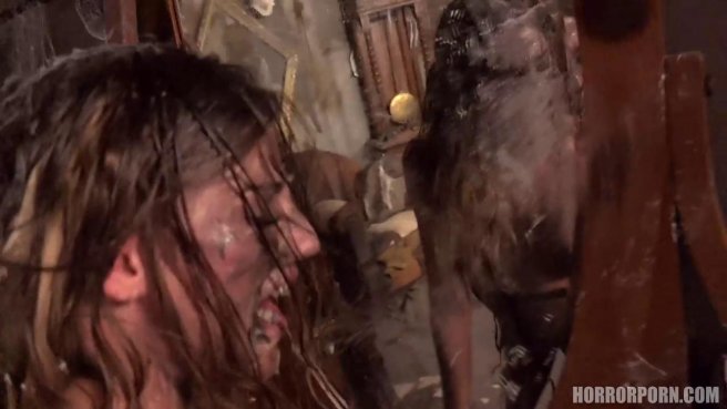 Грязная стерва трахается с мужиком в обветшалом здании