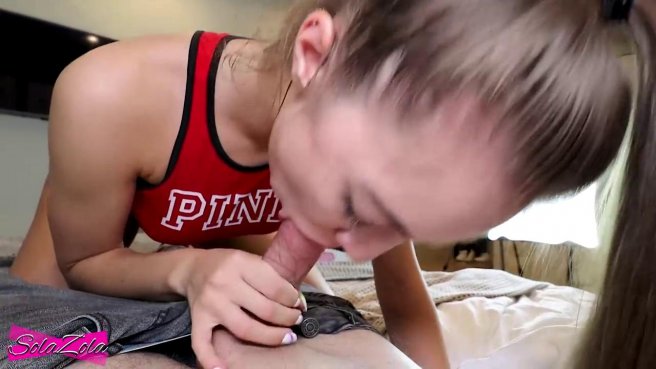 Сучка всунула игрушку в киску и отсосала парнишке