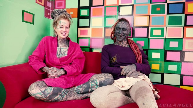 Дикая львица Анускэтс сосет татуированному уроду