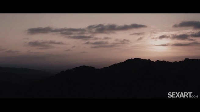 Трахает по чёрному кудрявую выдру на крыше