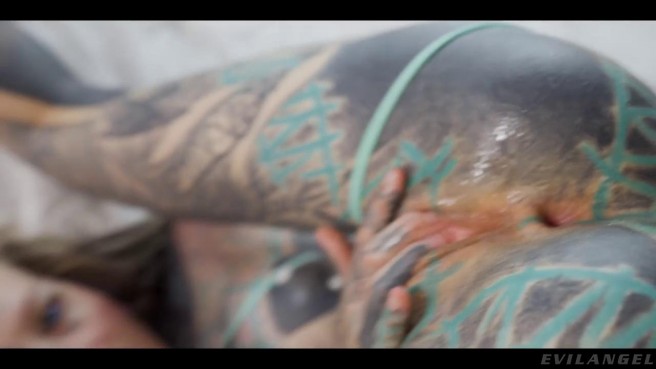 Татуированная Анускэтс разрешает только в попку