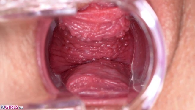 Раскрытая шмонька мастурбирующей телки