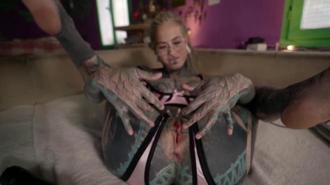 Реальный оргазм Анускэт от дилдо в жопе