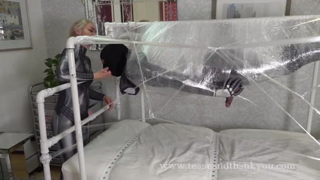 Мэнди Маркс дрочит хуй человеку-пауку