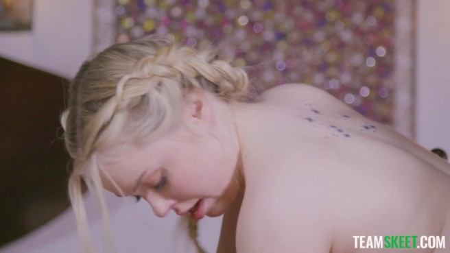 Телка трахается с толстым дилдо и горячим парнем