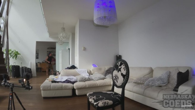 Голые сучки позируют перед мужиком с камерой