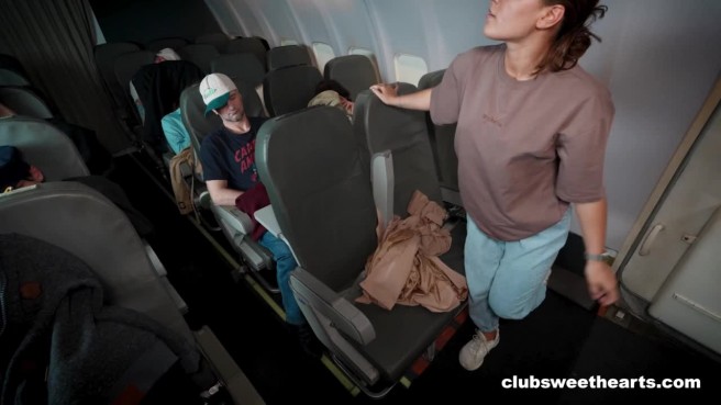 Сучка тихо ласкает киску в самолете и кончает