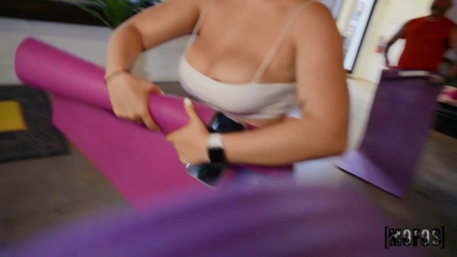 Телка ищет релакса на члене друга после фитнеса