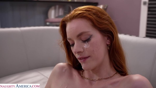 Рыжая с длинными волосами красиво трахается