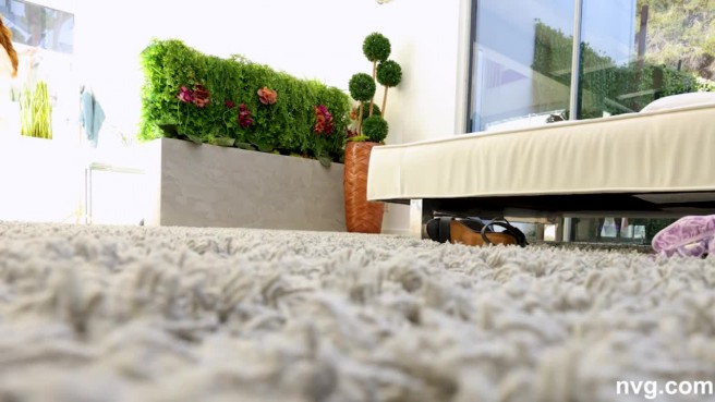 Трахает на кастинге рыжую телку с тонкой талией