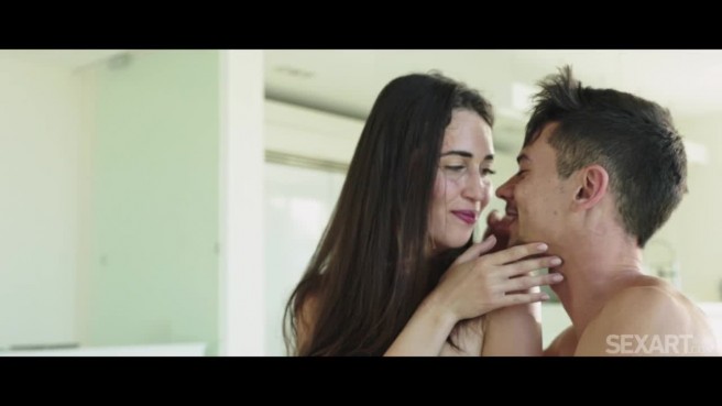 Красивый секс молодоженов на стуле до оргазма