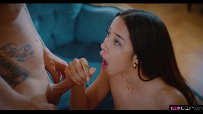 Красиво лижет худышке и трахает до оргазма