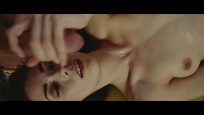 Спустил в ротик брюнетке после горячего секса