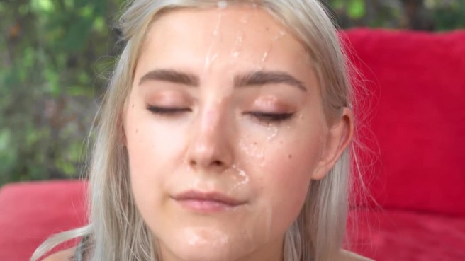 Русская сучка ласкает киску и лезет на член садовника