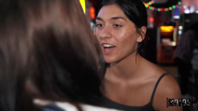 Брюнетку трахают в киску в развлекательном центре