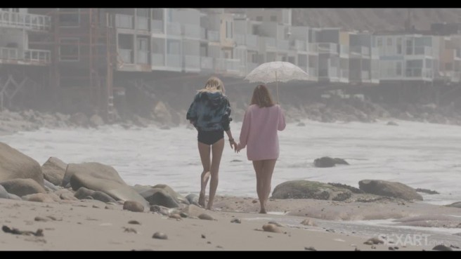 Лесбиянки трахаются в позе ножницы и с игрушкой