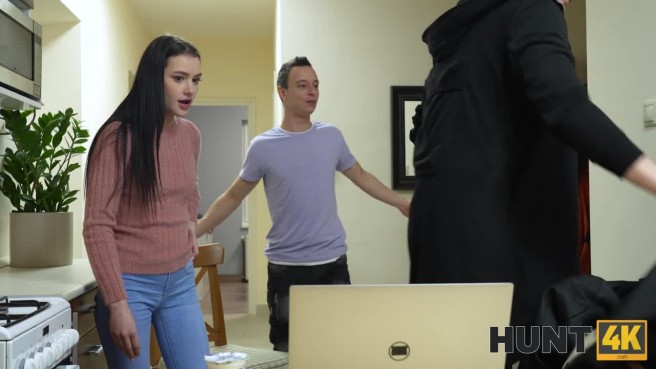 Измена чуть ли не на глазах мужа