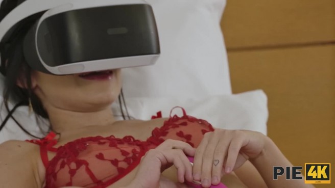 Шкуру в латексе нужно спермой напоить