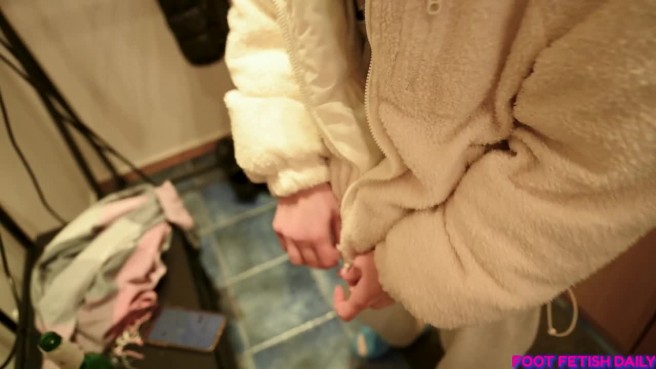 Рожка с красивыми ногами собирается по делам