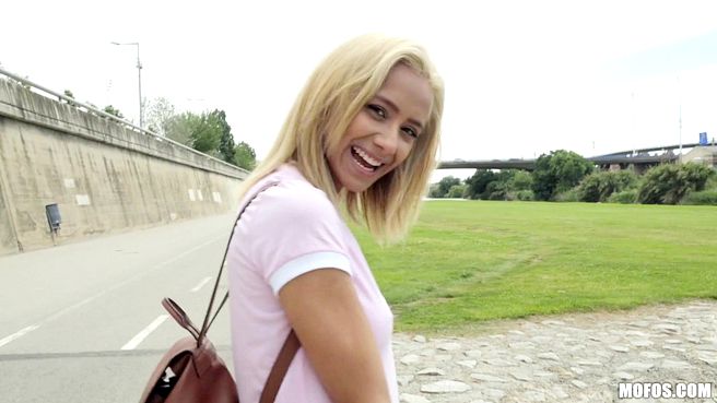 Пикапер развел на уличный минет блондинку с плоской фигурой