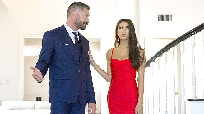 Зрелый бизнесмен поимел молодую телку на каблуках в прихожей