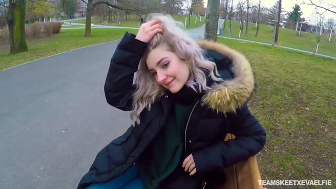 Пикапер уговорил красивую полячку отсосать его большой член в парке