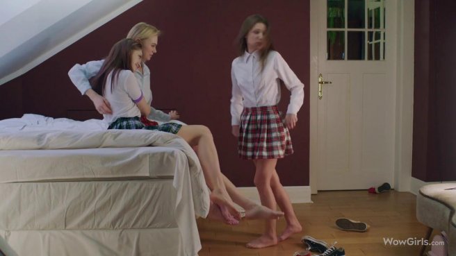 Подружки из колледжа учат студентку лесби сексу втроем