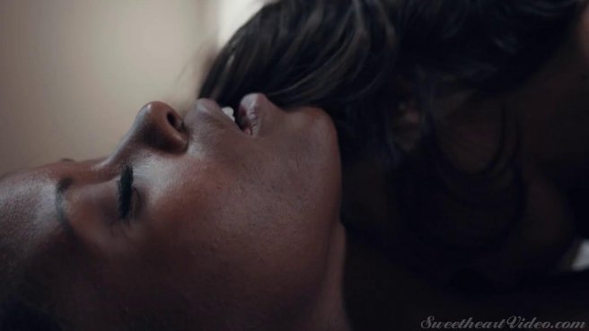 Негритянка мирится с подругой благодаря лесби сексу