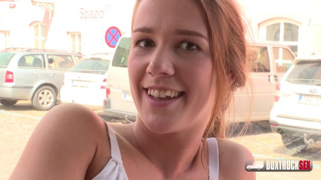 Мужик пригласил девушку на массаж с последующим сексом