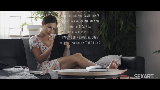 Муж трахает жену вместо работы с бумагами